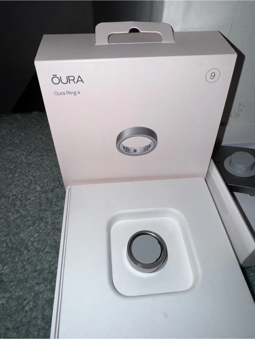 oura ring 4 size 9 brushed silver with 2 dock and battery charger